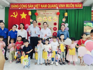 trung tam y te chau thanh  to chuc chuong trinh vui tet trung thu  ?? cho cac chau thieu nhi la con cua can bo vien chuc nguoi lao dong va cac chau thieu nhi dang dieu tri tai trung tam y te